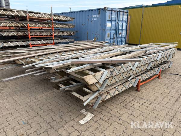 Trappe 4,5 meter med gelænder 8 styk
